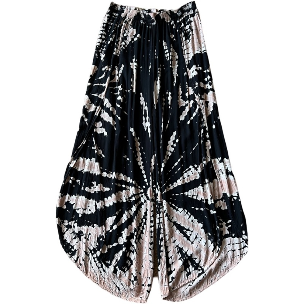 Wide pants with long side slits.